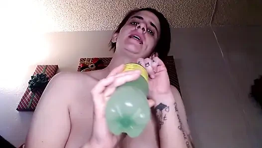 Üstsüz aşırı geğirme fışkırtıyor