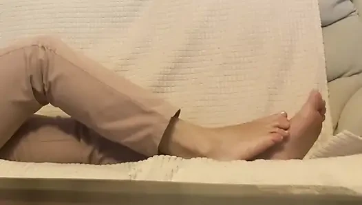 Muhteşem ayaklarına bakıyor ve mastürbasyon yapıyor