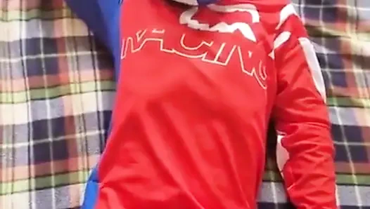 Motosikletli kadın mxhelmet'te bir adamla sikişiyor