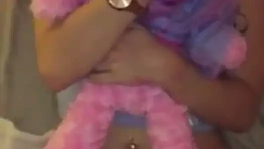 sevimli sarışın alır püskürdü üzerinde