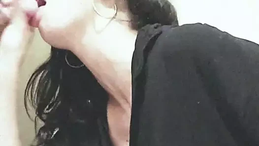 Evli bir kadın iş arkadaşının sikini emiyor.