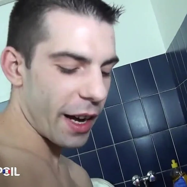 Пожилая блондинка-шлюшка сосет жесткий молодой член