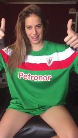 Chica muestra las tetas