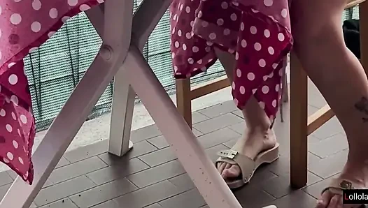 İtalyan çift derin dölleme yedikten sonra masanın altında sakso çekiyor bakış açısı