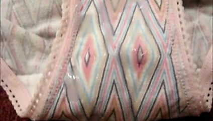 küçük pembe desen külot üzerinde Cum