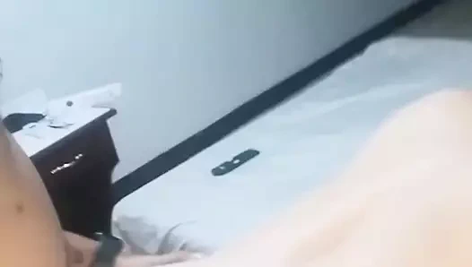 60 yaşındaki olgun kadın otelde 25 yaşındaki genç bir adamla sikişiyor ve fışkırtıyor