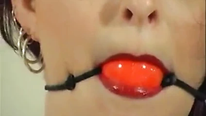 Küçük memeler piliç bağlı ve esnemeler için bazı eylem ile ona usta