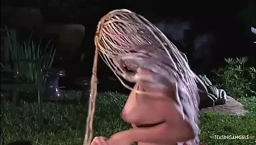 Güzel sarışın seksten zevk almadan önce açık havada amını yediriyor