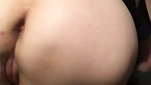 Genç erkek avcısı götünü sallıyor ve şaplak atıyor!!!!!!