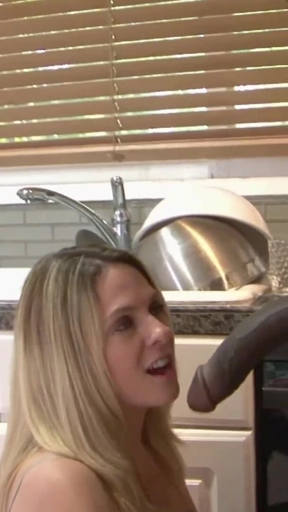 Orta yaşlı seksi kadın oldukça azgın, bu yüzden büyük zenci yarağı ile ırklararası üçlü seks yapıyor | Klip 2