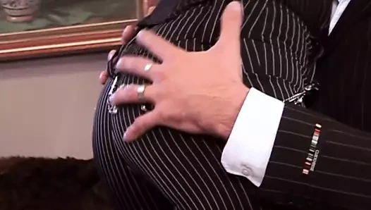 Gel ve mükemmel bir koyu saçlı alman milf (orta yaşlı kadin) ezilmenin tadını çıkar