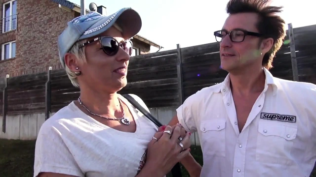 Seksi sarışın pirsingli orta yaşlı seksi kadın arabada amcığını ve götünü sikmeyi seviyor