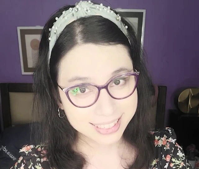 Güzel lil travesti danithecutie bu Noel'de sıkı götünde kalın bir dildo tutuyor