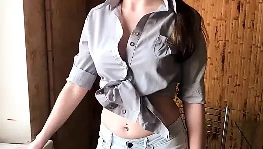 Arkadaşımın seksi annesi beni bekaretimden mahrum etti, rus amatör