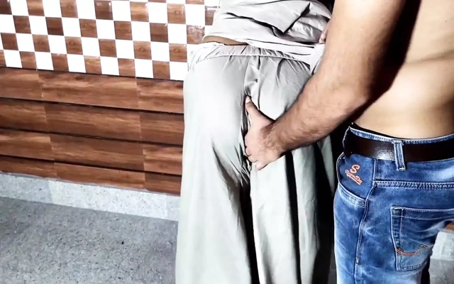 Hintli evli kadın erkek arkadaşıyla sikişiyor