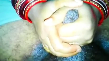 Desi karısı koca horoz masajı ve cumshot ile handjob