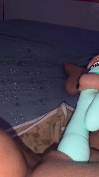 Sıkı amcığını mahmuzlarda patlatan aşırı genişletici oyuncak | Klip 3