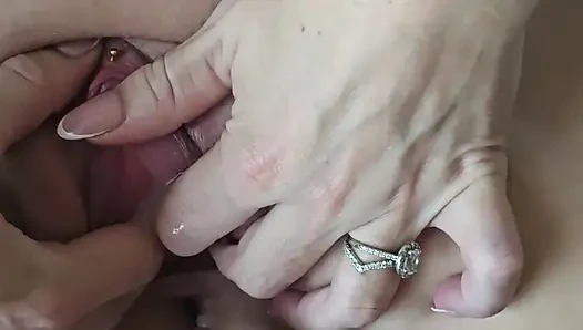 Orta yaşlı seksi kadın dölünü içine soksun diye ger amcığını genişçe açıyor
