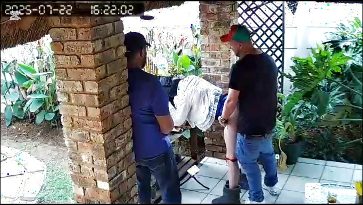 Cc tv kamerası ben işteyken karımı en iyi iki arkadaşımla sikişirken yakaladı