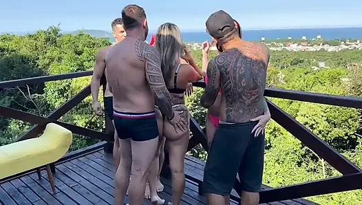 Bazı yaramaz sürtükleri aradık ve açık havada denizin önünde siktik