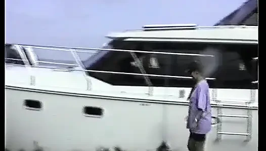Alman sürtük teknede sert sikiliyor
