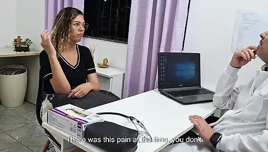 Estudiante va al médico y él le realiza un examen abdominal. En primer plano