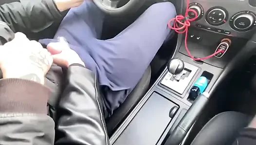 Yabancı arabada spontane sakso çekiyor
