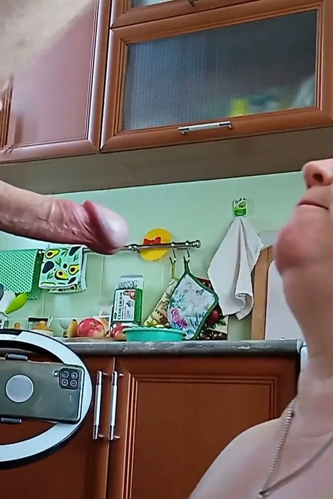 Şişman kadın yarağımı emiyor ağzına bir kısmını boşaltıyor