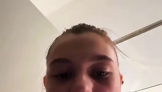 Odada sıkı amcığı parmaklıyor