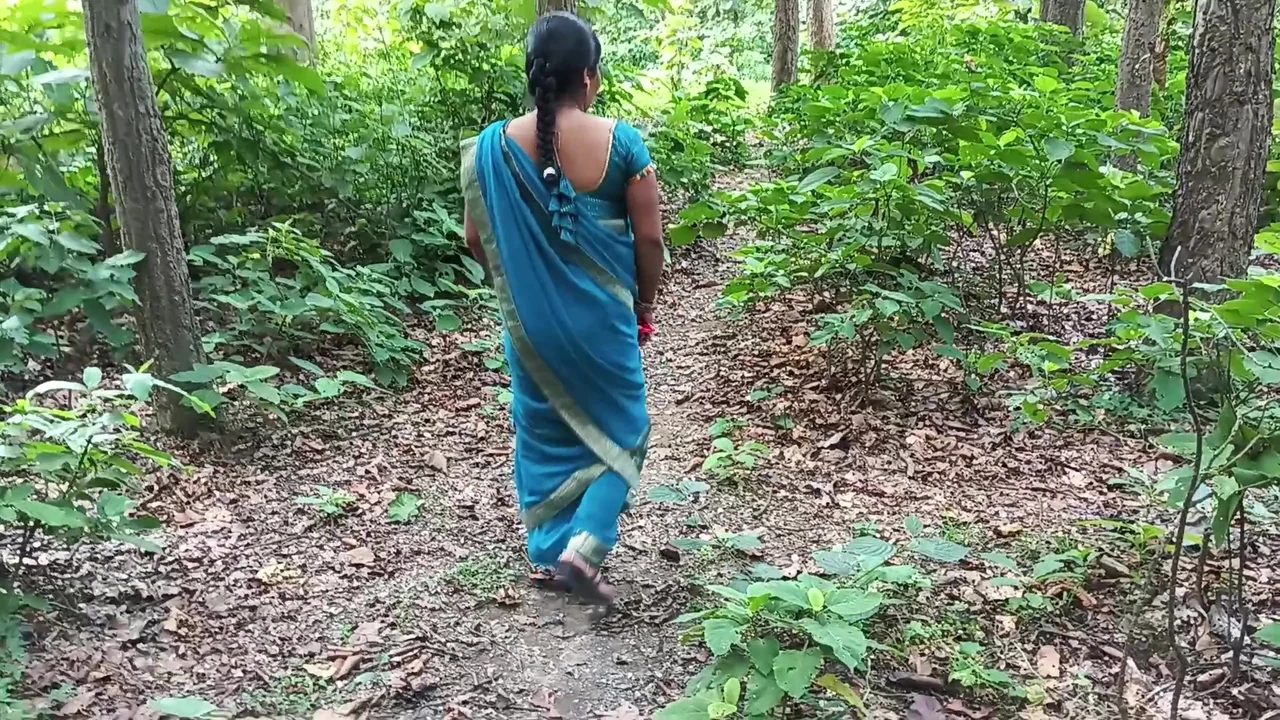 भारतीय सौतेली मम्मी और सौतेला बेटा जंगल में चुदाई कर रहे हैं