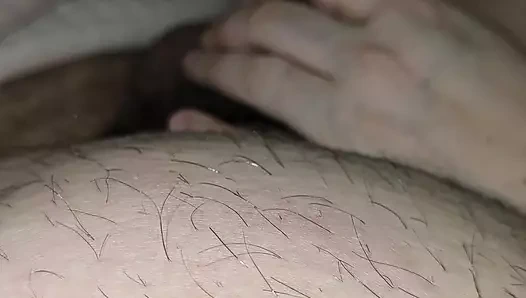 Evli üvey anne üvey oğlunun sikini utanmadan elle muamele çekiyor