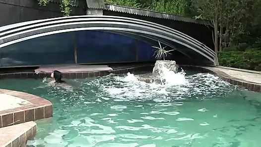 Jenny Simons ve Lucy Li havuz başında amcık yiyor