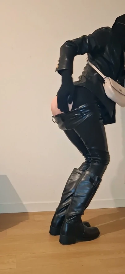 Carla tamamen deri içinde