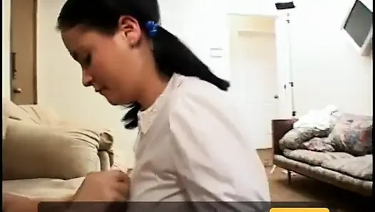Sevimli minyon latin oral seks yaptıktan sonra domalarak sikiliyor