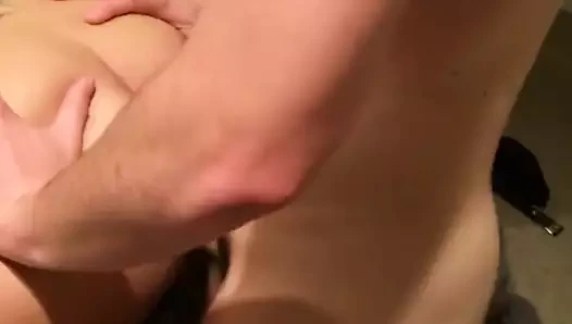 Benim slutwife yapar bir küçük adam boşalmak içinde ona kedi