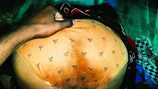 Ateşli yenge parmaklıyor ve sert sikişiyor