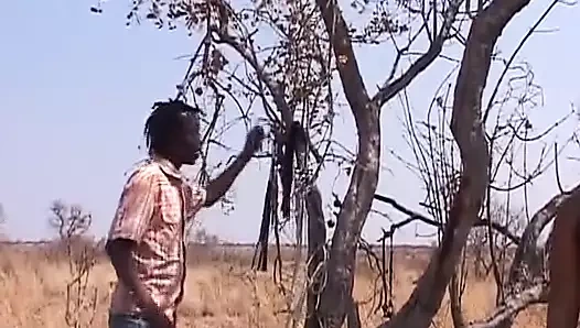 Almanya'dan seksi zenci sürtük bağlanıyor ve açık havada sert şaplak atıyor