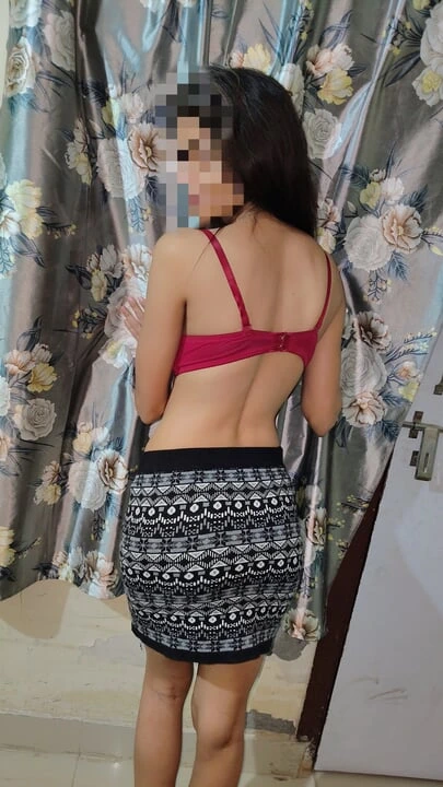 Evli kadın kocasının arkadaşı tarafından sert sikiliyor