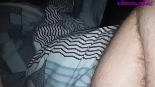 Kocası mastürbasyon yapıyor ve karısının en iyi arkadaşını sikişini izliyor