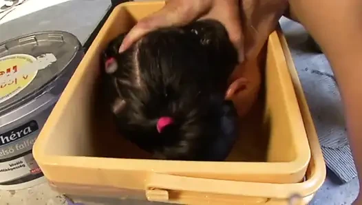 Bir genç kız göt deliğini kıran bir adam tarafından sert sikiliyor