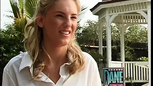 Güzel sarışın kız yaşlı bir adamla sikişmeden önce amını ısıtarak 18. yaş gününü kutluyor