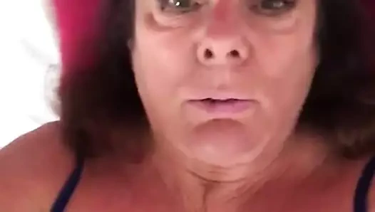 köle içinde mavi gösterilen göğüsleri ve kıllı amcık