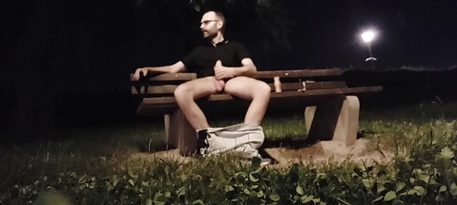 Riskli park mastürbasyonu (herkesin içinde sikimle oynuyorum, boşalma yok)