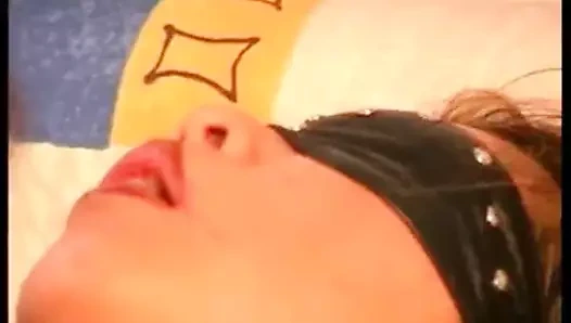 Kontrol benim milf Asya bdsm köle maskeli ve becerdin sert