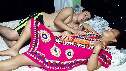 Üvey annem olan bu lezzetli milf'in amını yiyorum