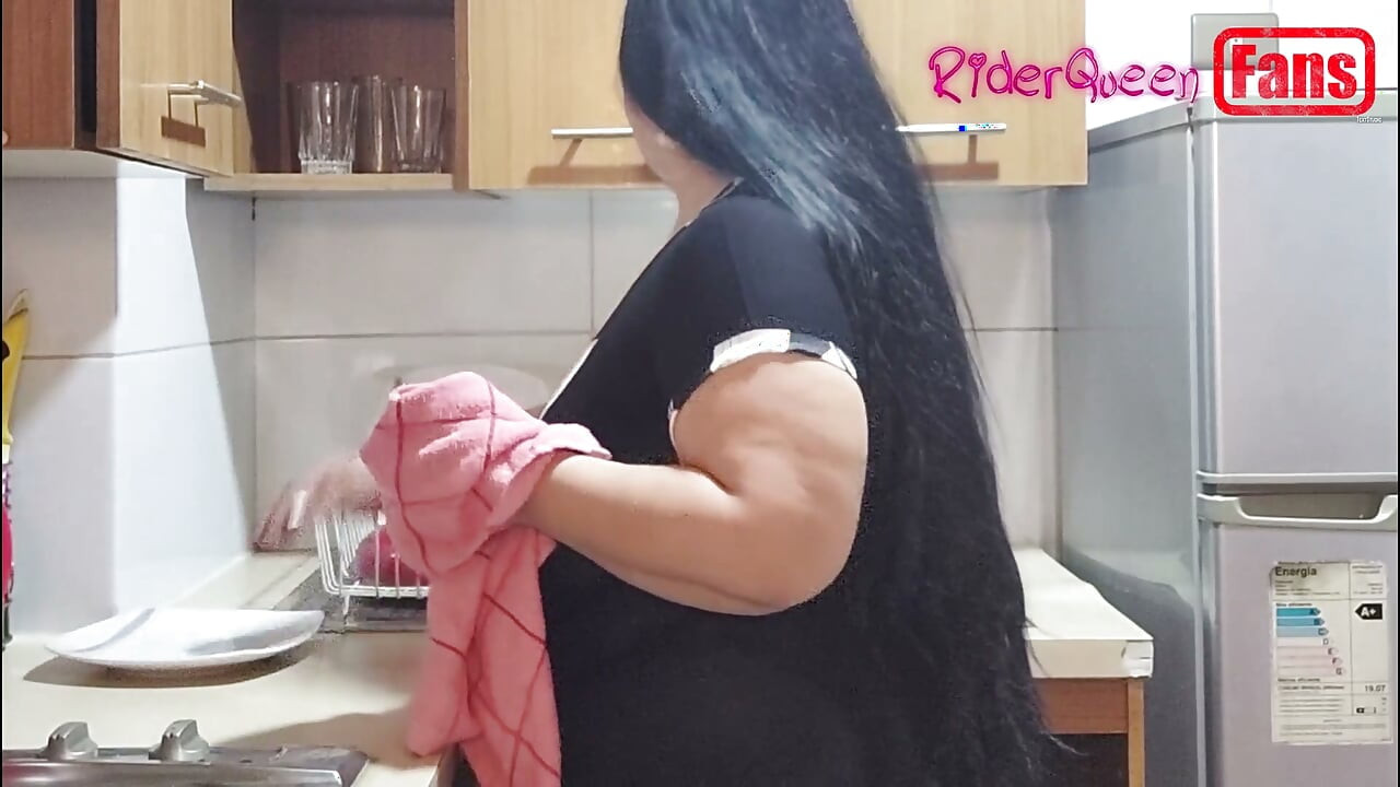 Hayranlar için videolar; Riderqueen üvey annesiyle fantezi kuruyor