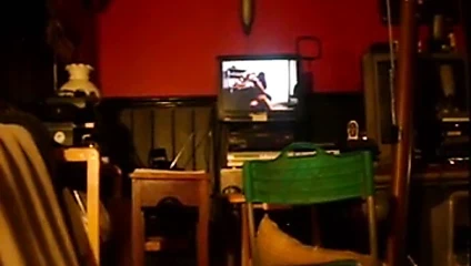 Bir porno izlerken çabalıyor