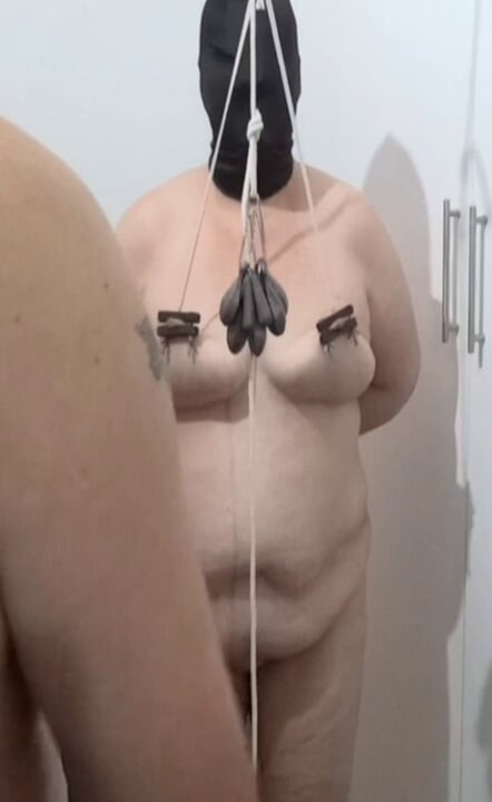 Maskedkinky - köle sürtük meme işkencesi, ağır ağırlıklar itaatsizlik için götüne şaplak atarken meme uçlarını genişletiyor