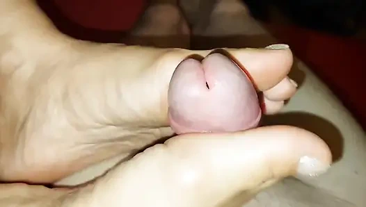 Olgun amatör ev hanımı seksi ayakları ve ayak parmaklarıyla komşusına ayakla muamele çekiyor