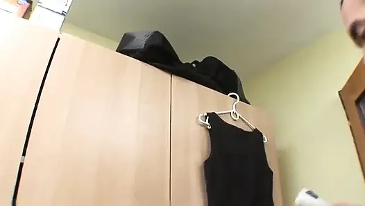 Blonde babe met grote tepels krijgt kut verwoest door een grote lul